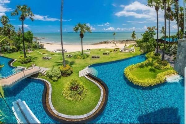 Luxurious Beachfront Паттайя Экстерьер фото